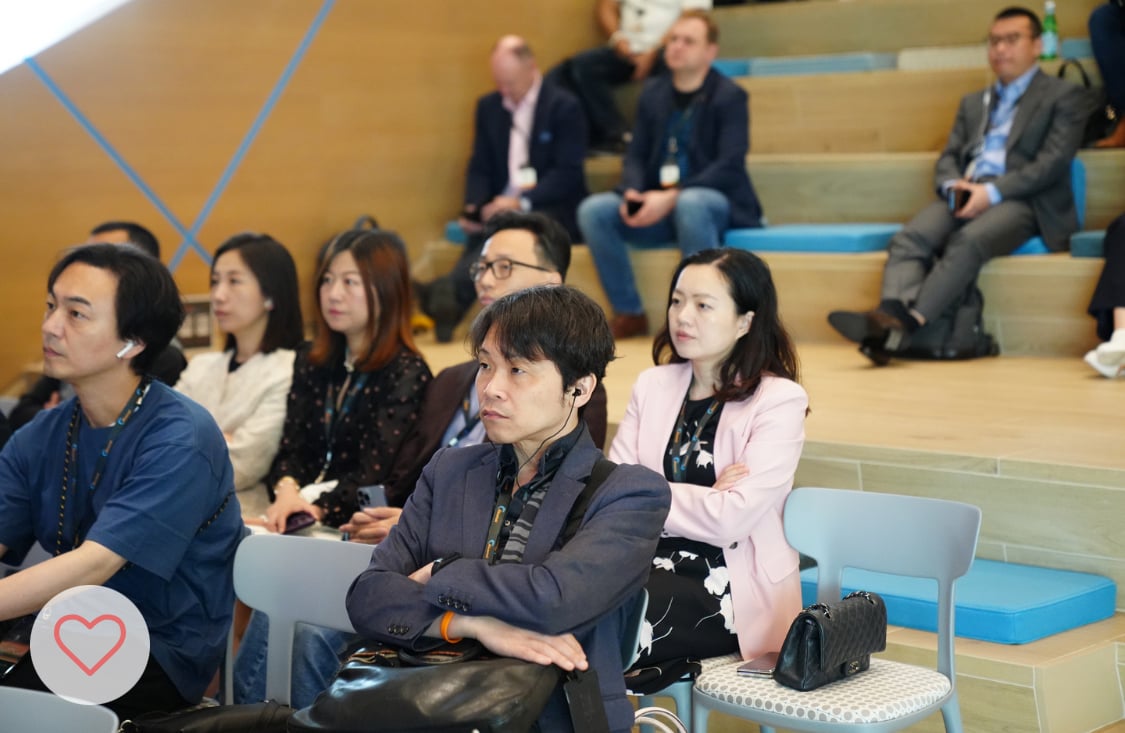 Participants at an Akamai meeting using Interprefy interpretation